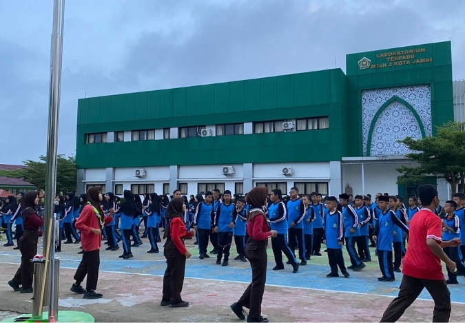 Senam dan Semangat Penggalang: Pagi Sehat di Madrasah