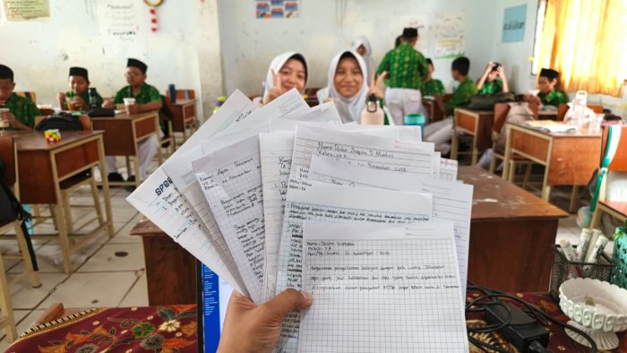 Siswa Kelas 7A MTsN 2 Kota Jambi Menulis Evaluasi Pembelajaran Matematika Bersama Pak Wahid