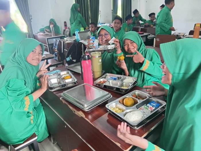 MBG Kelas 7G, 7H, 7I, dan 7J: Makan Bersama, Sehat Bersama, Bahagia Bersama