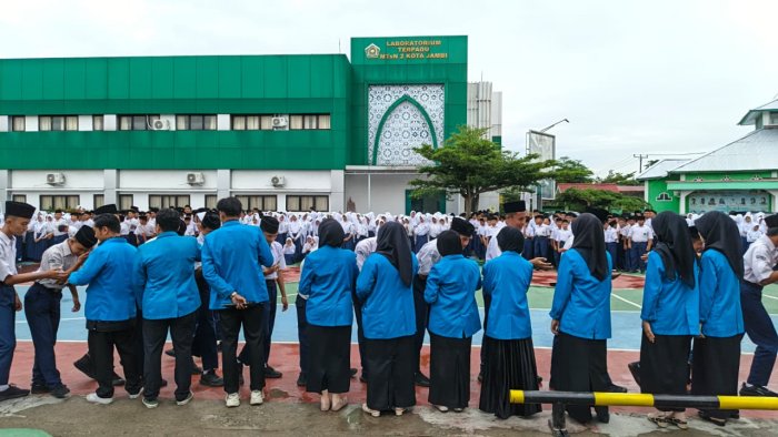 Kebersamaan Usai: Mahasiswa PLP Berpisah dengan Siswa Melalui Salam Hangat