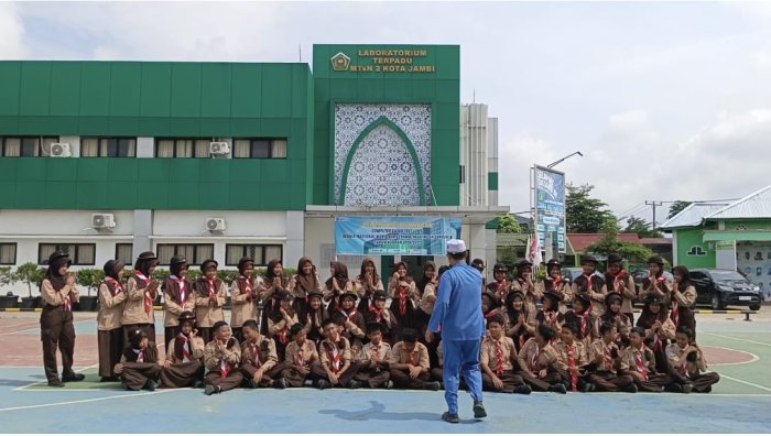 Ekskul MTsN 2 Kota Jambi Syuting Ucapan Ramadan di Lapangan Madrasah