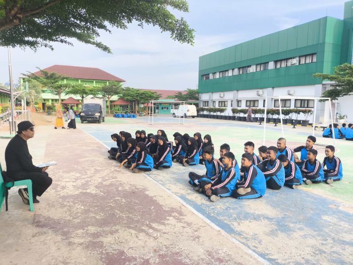Semangat Siswa-Siswi MTsN 2 Kota Jambi Belajar PJOK di Lapangan Pagi Ini