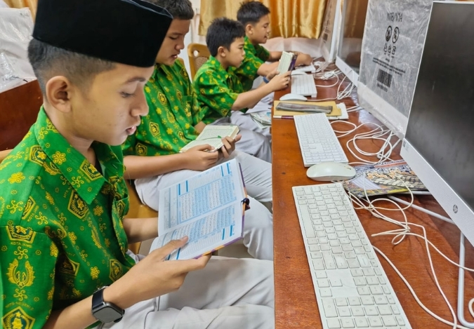 Siswa 8F MTsN 2 Kota Jambi Awali Pembelajaran dengan Tadarus Al-Quran