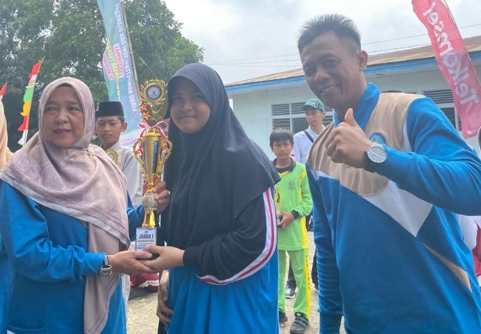 Raisa Afifah Zahra Harumkan Nama MTsN 2 Kota Jambi Lewat Prestasi Kaligrafi