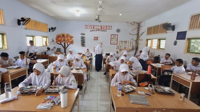 MBG Hari Ini: Kelas 7A, 8G, 8K, dan 9C Nikmati Menu Sehat dan Lezat di MTsN 2 Kota Jambi