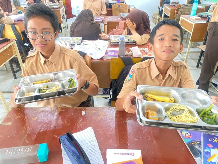 MBG Kelas 7J, 8J, dan 9J: Mie Ayam dan Pisang Manis Temani Kebersamaan di Madrasah