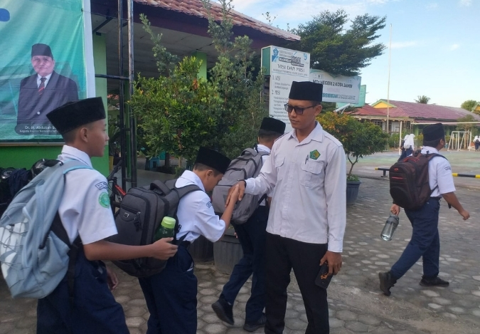 Senyum dan Salam Awali Hari di MTsN 2 Kota Jambi