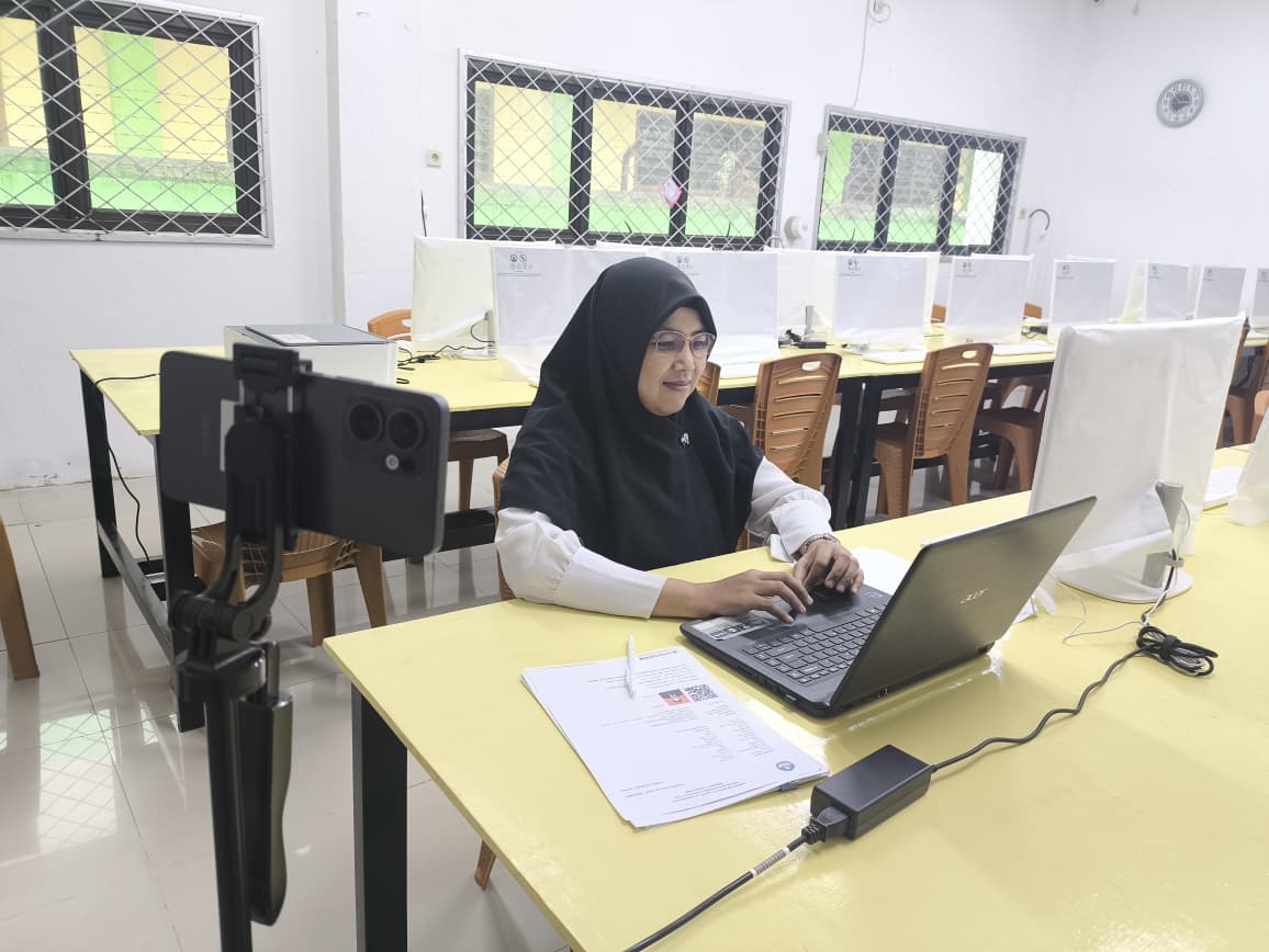 Dukung Profesionalisme, Ibu Fauziah Guru Informatika MTsN 2 Jambi Jalani Uji Pengetahuan PPG