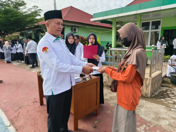 Wujud Kepedulian, MTsN 2 Kota Jambi Salurkan Bantuan Bazda untuk 192 Siswa Wujud Kepedulian, MTsN 2 Kota Jambi Salurkan Bantuan Bazda untuk 192 Siswa