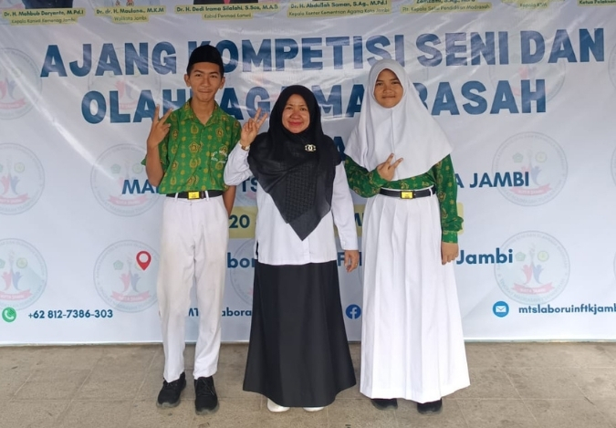 Tampil Khusyuk di Aksioma ke-2: Mirza dan Raisa Fokus Berkarya Kaligrafi di MTs Labor Telanai