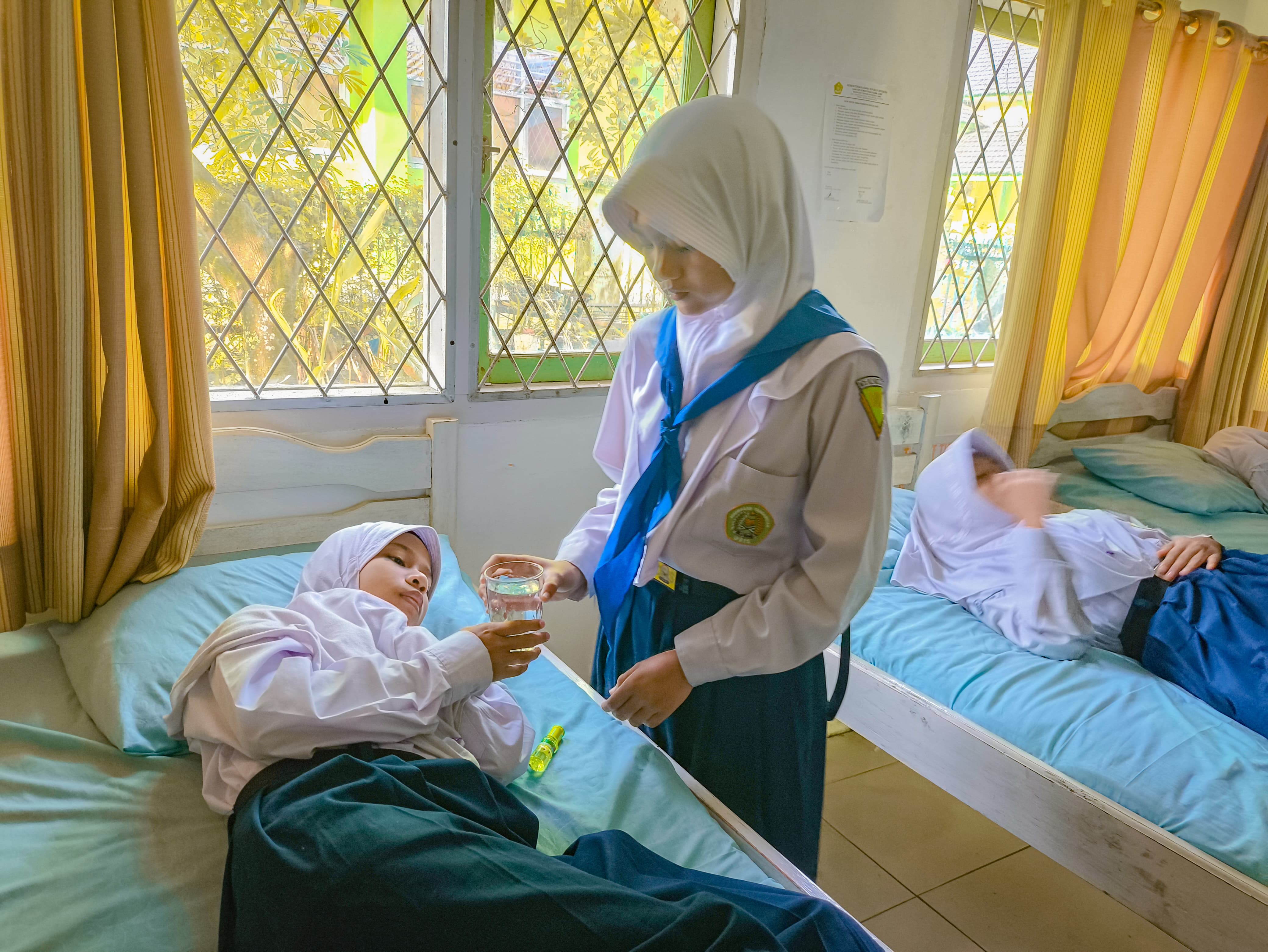 PMR MTsN 2 Kota Jambi: Garda Terdepan Kesehatan Saat Upacara Bendera PMR MTsN 2 Kota Jambi: Garda Terdepan Kesehatan Saat Upacara Bendera