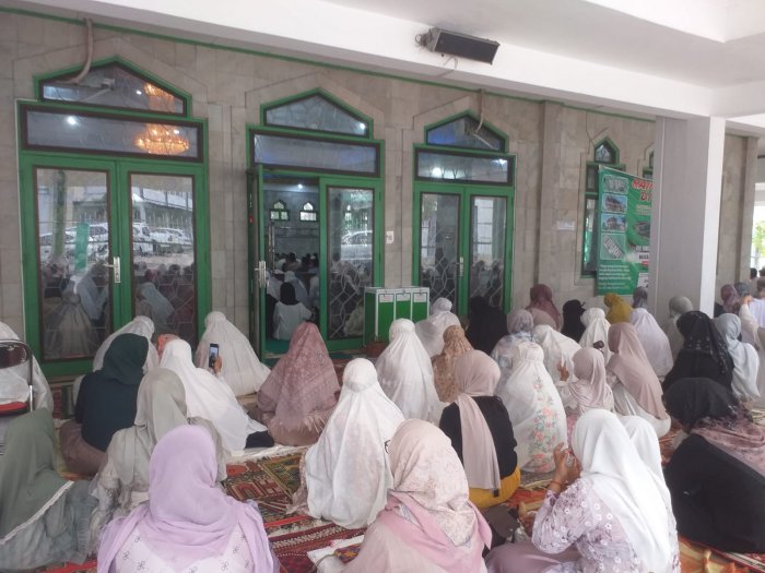 Kembali ke Fitrah: Potret Khidmat Sholat Ied dan Tradisi Maaf-memaafkan