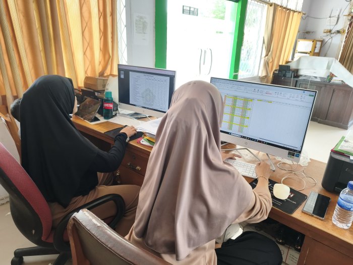 Staf TU MTsN 2 Kota Jambi Intensifkan Rekap Nilai di Akhir Pekan Untuk Kelulusan Siswa Staf TU MTsN 2 Kota Jambi Intensifkan Rekap Nilai di Akhir Pekan Untuk Kelulusan Siswa