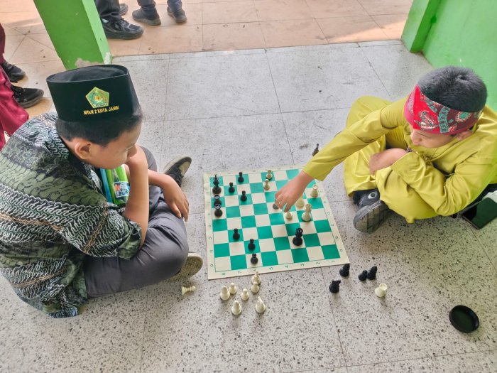 Skakmat di Selasar: Asyiknya Siswa MTsN 2 Kota Jambi Isi Waktu Luang Skakmat di Selasar: Asyiknya Siswa MTsN 2 Kota Jambi Isi Waktu Luang