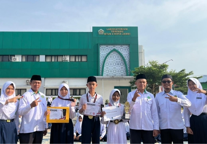 MTsN 2 Kota Jambi Rayakan Prestasi Siswa di Lapangan Upacara