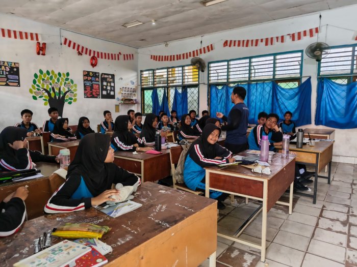 Sedekah dan Jejak Hadist: Siswa 8D Belajar Bersama Mahasiswa PLP
