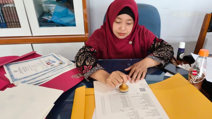 Aktifitas Administrasi: Legalisasi Dokumen Alumni oleh Petugas PTSP Aktifitas Administrasi: Legalisasi Dokumen Alumni oleh Petugas PTSP