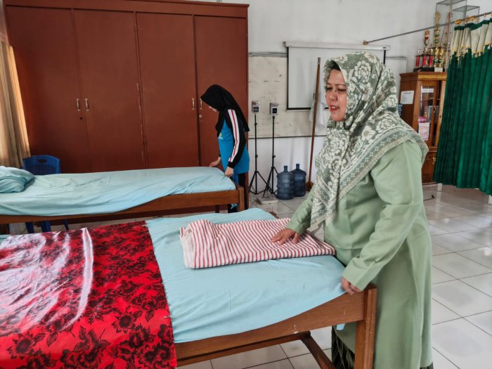 Jelang Liburan, Siswa MTsN 2 Kota Jambi Kompak Beberes Ruang UKM