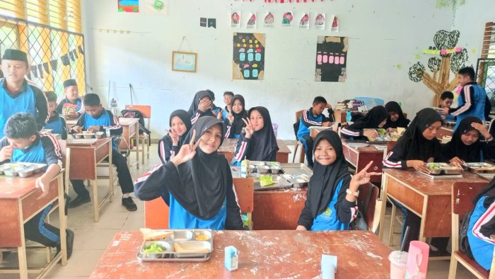 Dari Semur ke Semangat: MBG 8E Bangkitkan Energi Belajar di Senin Pagi Dari Semur ke Semangat: MBG 8E Bangkitkan Energi Belajar di Senin Pagi