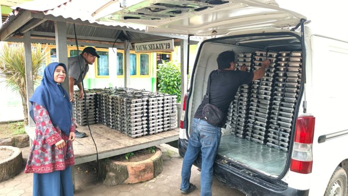 MBG Hari Ini di MTsN 2 Kota Jambi: Menu Bergizi untuk Siswa, Sajian Istimewa untuk Guru dan Tenaga Kependidikan