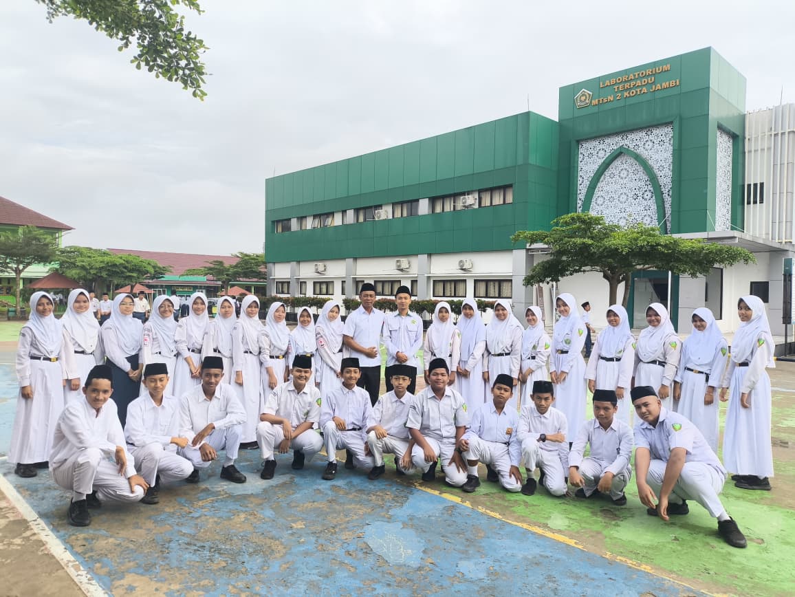 Petugas Upacara dari Kelas 9G Tampilkan Kinerja Terbaik