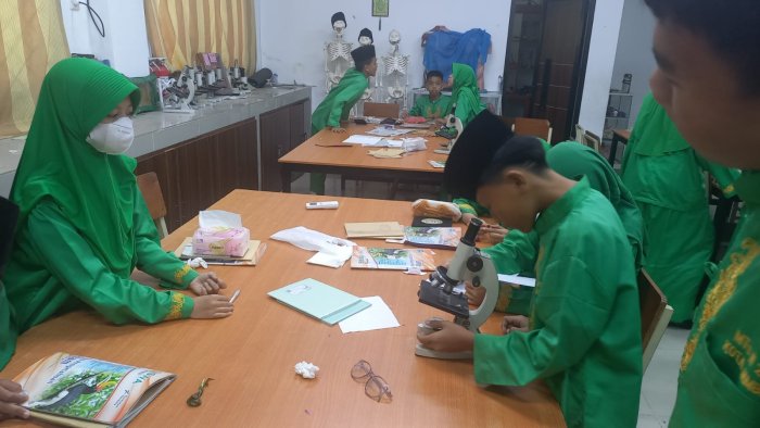 Siswa Kelas 8K Uji Praktikum IPA, Intip Struktur Sel Tumbuhan