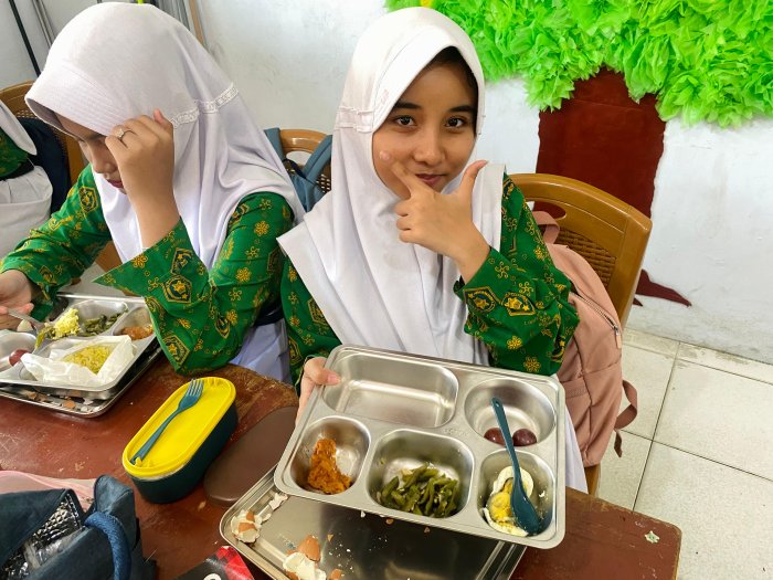 Kelas 9J MTsN 2 Kota Jambi Laksanakan MBG dengan Tertib dan Penuh Semangat