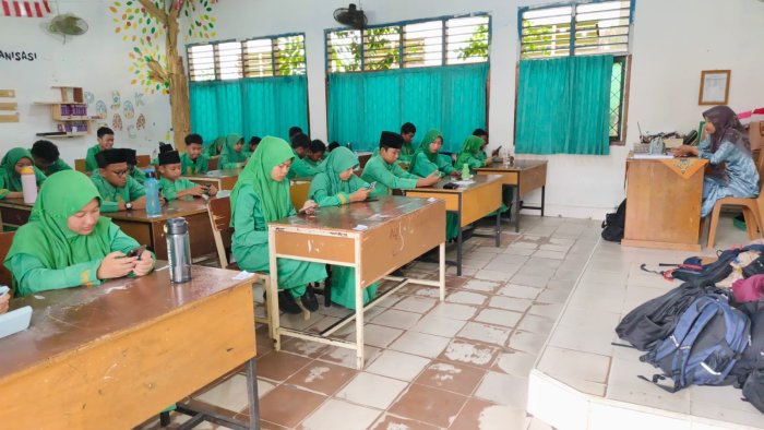 Keseriusan Siswa Menapaki Jejak Huruf dan Makna Keseriusan Siswa Menapaki Jejak Huruf dan Makna