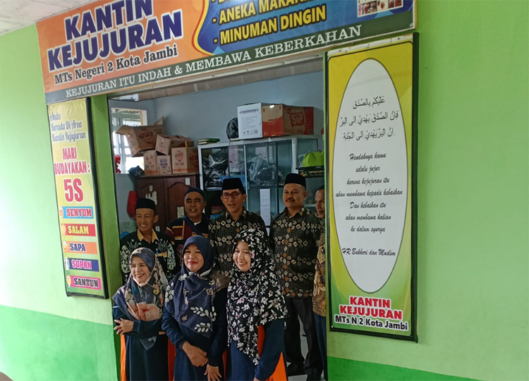 Membentuk Karakter Melalui Kantin Kejujuran di MTsN 2 Kota Jambi