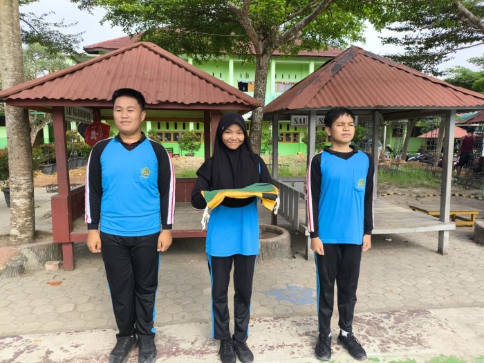 Kelas 9F Latihan Upacara untuk Tugas Hari Senin Bersama Ibu Suryani Hasibuan