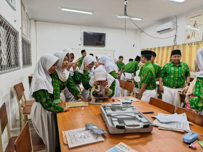 Bedah Sel Tumbuhan di Lab IPA, Kelas 8J MTsN 2 Kota Jambi Beraksi