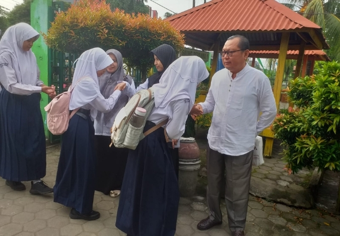 Sapa Pagi Guru MTsN 2 Kota Jambi Bangun Semangat Siswa