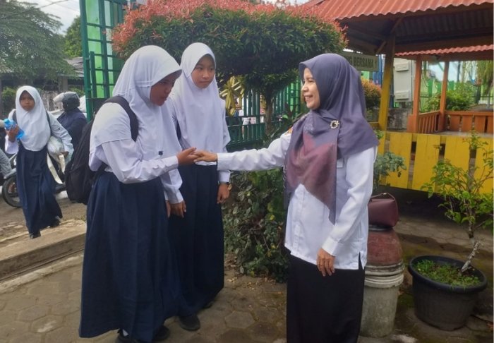 Sambutan Ramah Guru Piket Warnai Pagi Senin di MTsN 2 Kota Jambi