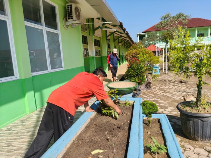 Ganti Tanaman Lama, MTsN 2 Kota Jambi Percantik Koridor Utama Madrasah Ganti Tanaman Lama, MTsN 2 Kota Jambi Percantik Koridor Utama Madrasah