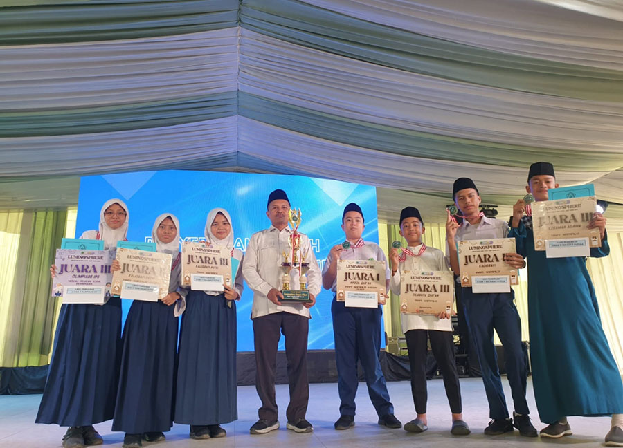 LUMINOUS Victory! MTsN 2 Kota Jambi Boyong Piala Juara Umum