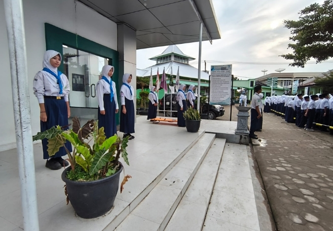Di Balik Barisan Upacara, PMR MTsN 2 Kota Jambi Siaga Jaga Kesehatan Di Balik Barisan Upacara, PMR MTsN 2 Kota Jambi Siaga Jaga Kesehatan