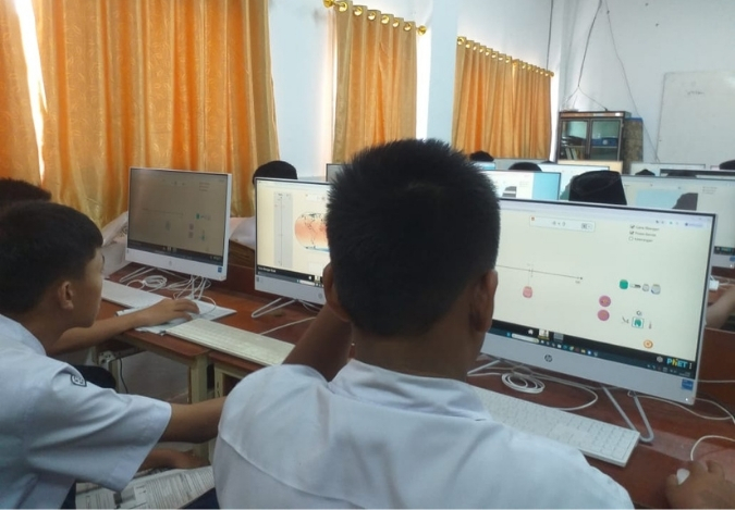 Kreatif dan Inovatif, Kelas 8I MTsN 2 Kota Jambi Bandingkan Lab Fisik dan Lab Maya