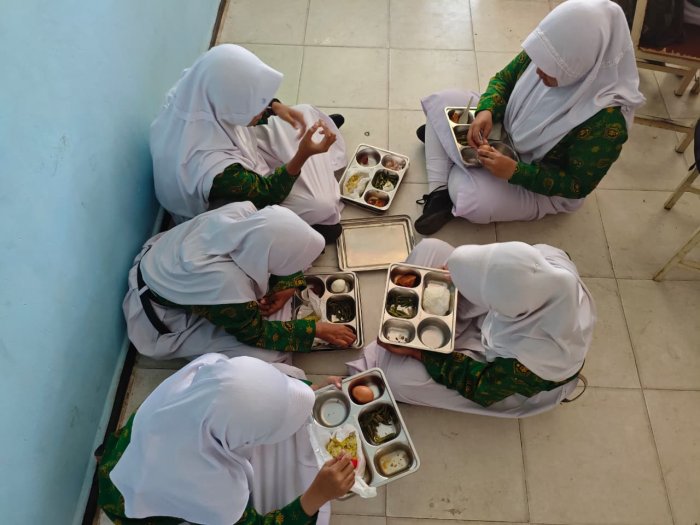 MBG Kelas 8C: Edukasi Gizi Seimbang, Karakter Tertanam