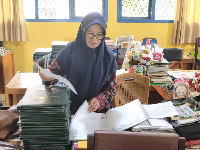 Rapor Siap Dibagikan, MTsN 2 Kota Jambi Tegaskan Komitmen Zona Integritas Tanpa Gratifikasi Rapor Siap Dibagikan, MTsN 2 Kota Jambi Tegaskan Komitmen Zona Integritas Tanpa Gratifikasi