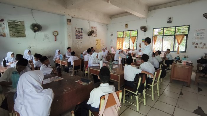 Joyful Learning VII A: Cara Seru Siswa MTsN 2 Kota Jambi Taklukkan Matematika Lewat Clay dan GeoGebra