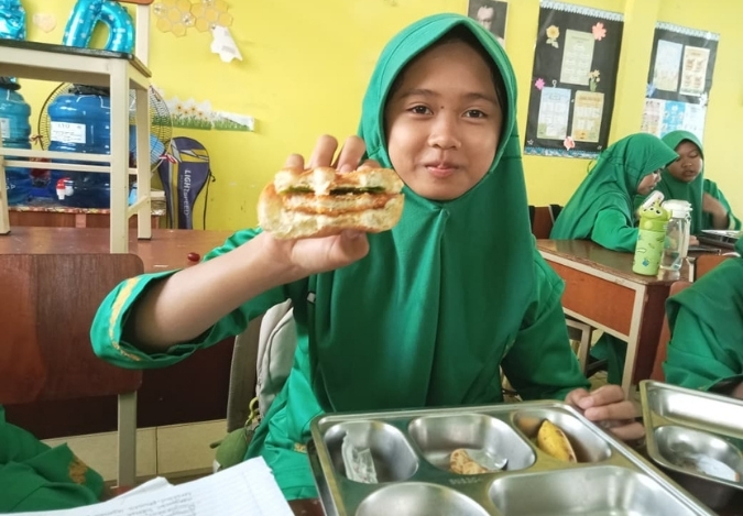 Kelas 7A, 7D, 7I, dan 7K Nikmati Dua Paket Lezat MBG