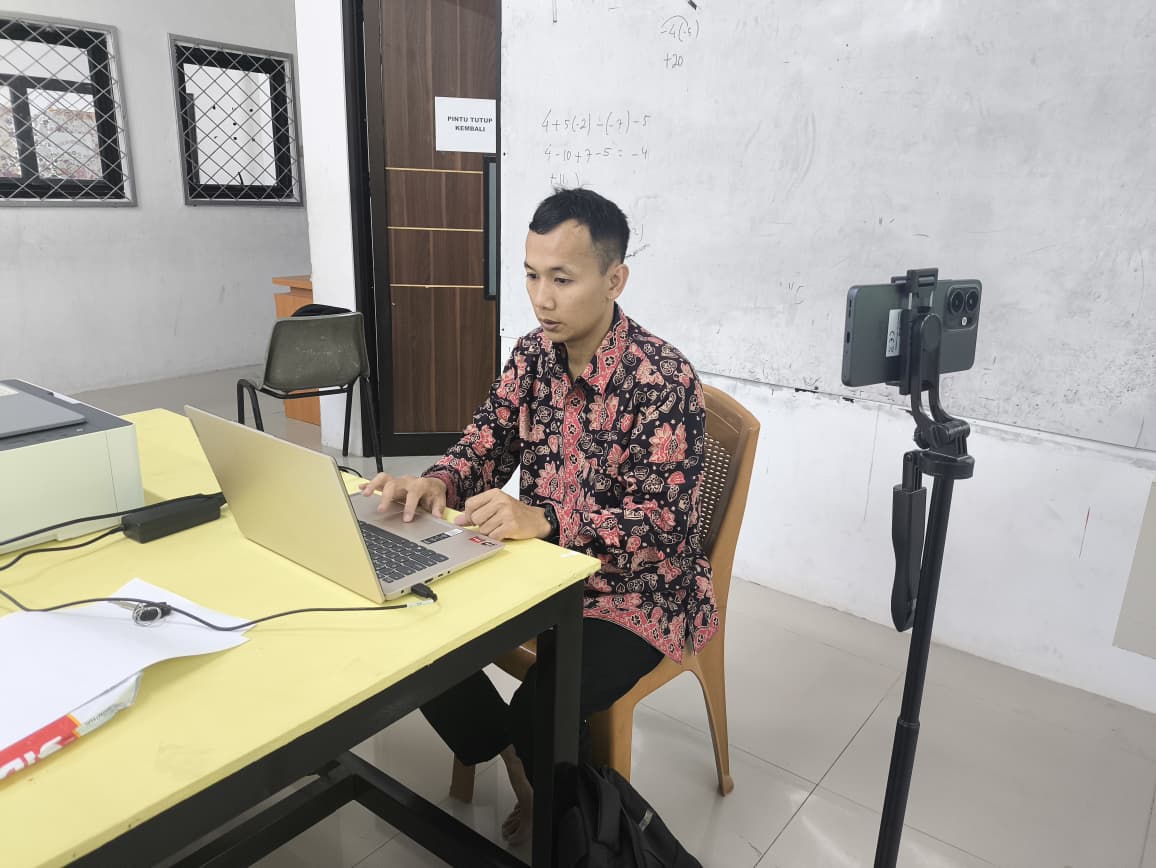 Pak Arrifqi Muharrami Ikuti UP PPG Sesi 2 di Laboratorium Komputer MTsN 2 Kota Jambi