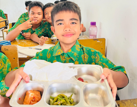 Kelas 9B MTsN 2 Kota Jambi Tunjukkan Keteladanan dalam MBG