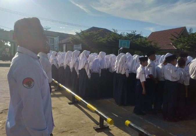 Mahasiswa PLP dan Tenaga Kependidikan Ikut Serta Menjaga Ketertiban Upacara