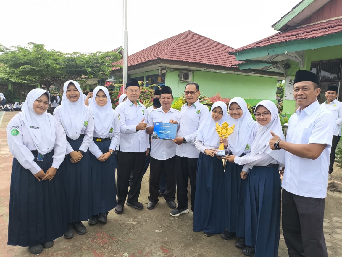 Kepala MTsN 2 Kota Jambi Apresiasi Tim Olimpiade IPS