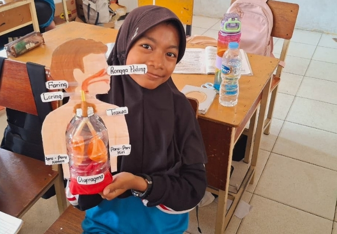 Belajar Pernapasan Lewat Peraga: Siswa 8K Tampilkan Karya Paru-Paru Buatan Belajar Pernapasan Lewat Peraga: Siswa 8K Tampilkan Karya Paru-Paru Buatan