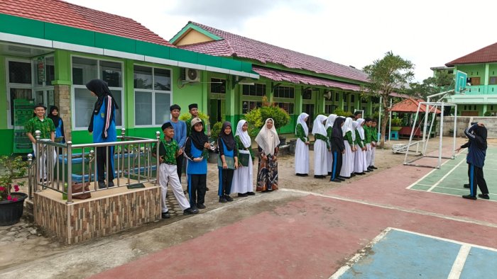 Semangat Latihan : Kelas 8E Persiapkan Tugas Upacara Rutin