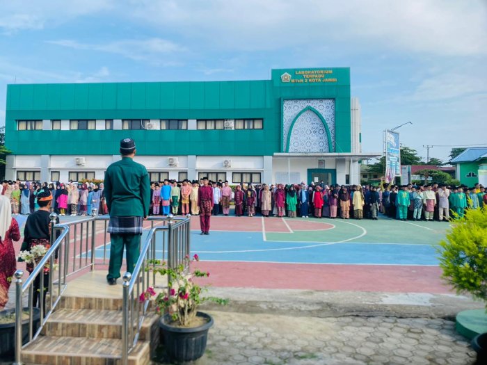MTsN 2 Kota Jambi Gelar Apel HUT Provinsi Jambi ke-69