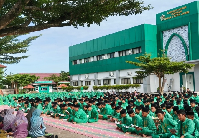 Yasinan Rutin MTsN 2 Kota Jambi Diiringi Hadroh dan Doa Bersama