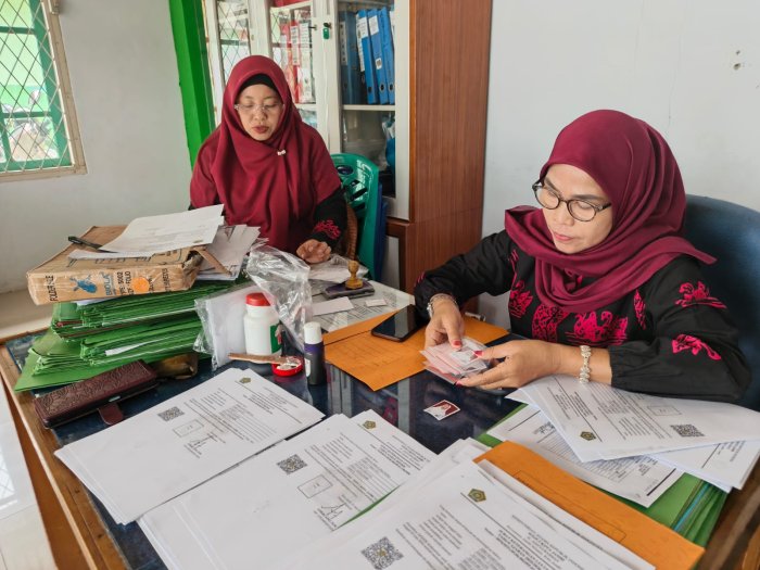 Tendik MTsN 2 Kota Jambi Kawal Persiapan dan Pembagian SKL Siswa Tendik MTsN 2 Kota Jambi Kawal Persiapan dan Pembagian SKL Siswa